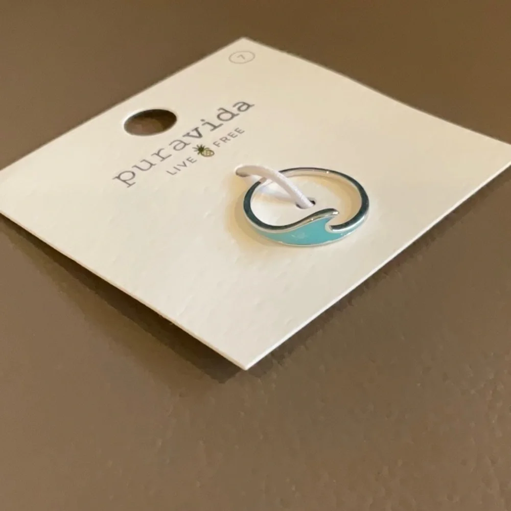 Puravida 🐚 mother of pearl wave ring